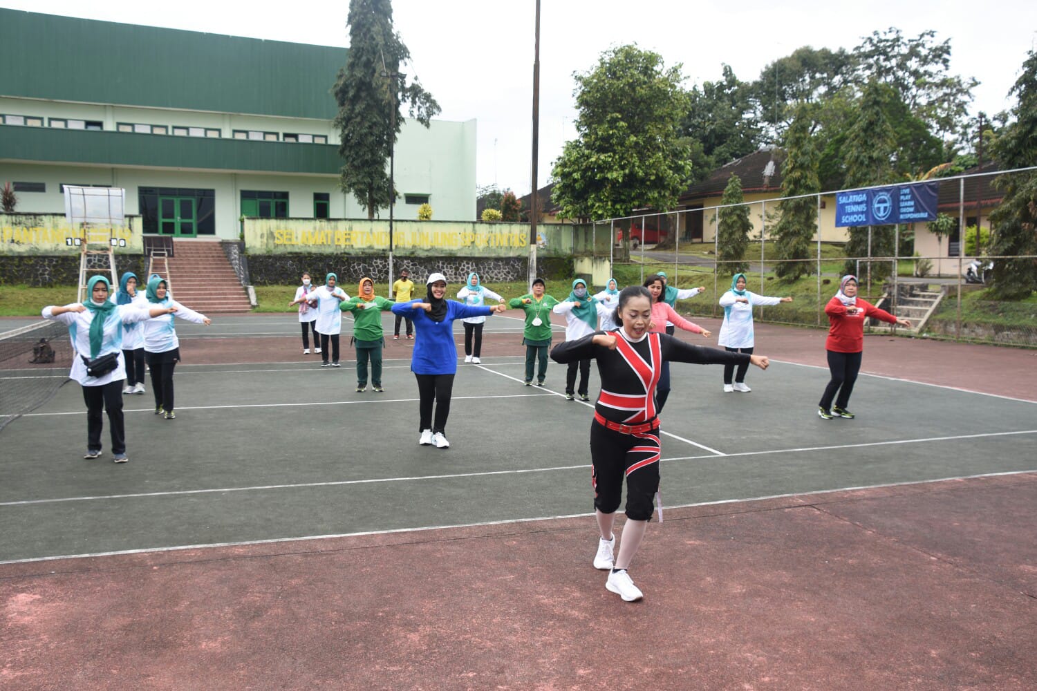 Dukung Tugas Suami, Persit Korem  073/Makutarama Senam Bersama